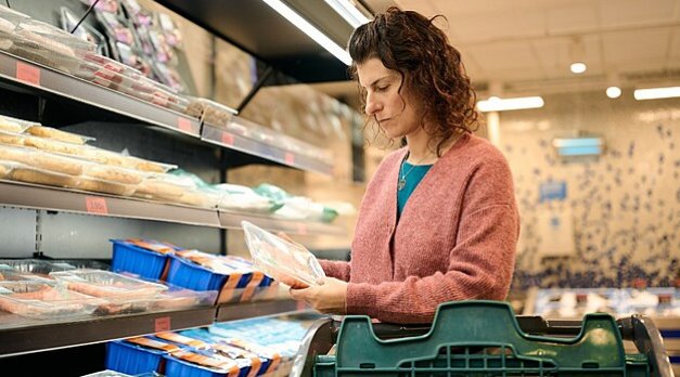Žena nakupuje v supermarketu