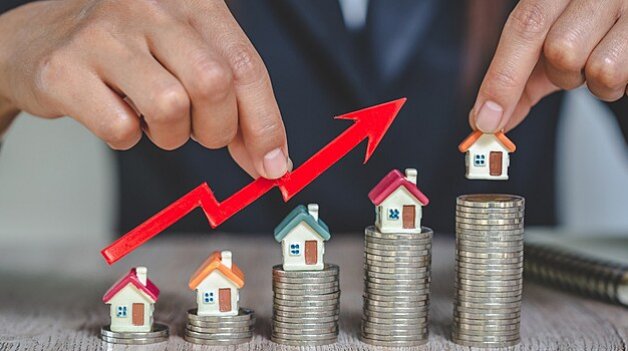 Investice do nemovitostí — domy na mincích